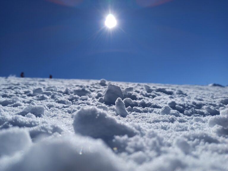 Schneebedeckte Landschaft unter strahlend blauem Himmel