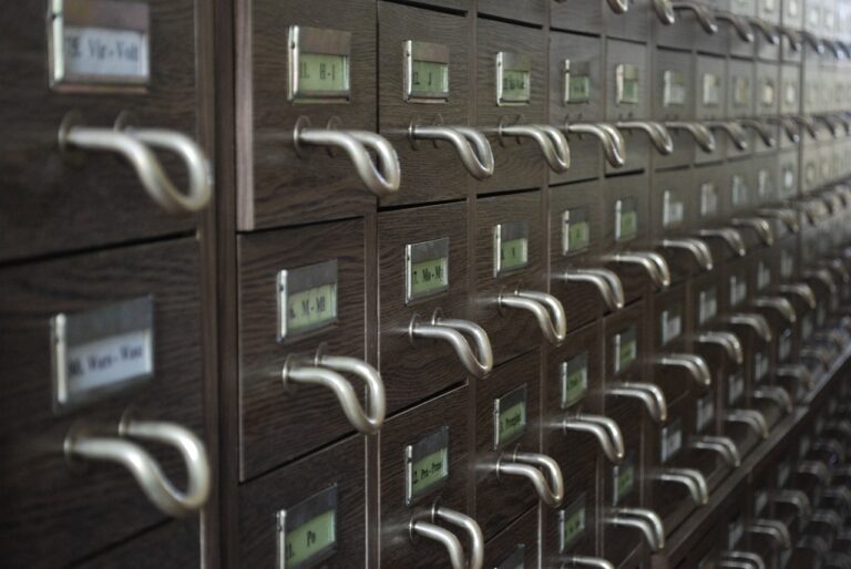 Alte Bibliothek Schubladen Archivierungssystem mit Griffen